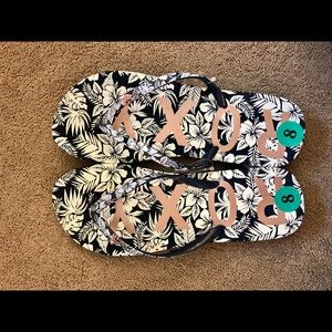 Flower-Patterned Navy&Rose Gold Roxy Flip Flops